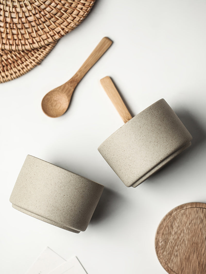 Ceramic Kitchen Seasoning Set: Three-Piece Salt Pot with Acacia Wood Tray and Lid